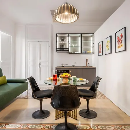 124 Maqueda Apartment